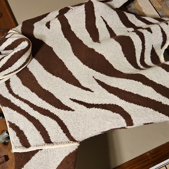 POL Oversized Brown and Cream Zebra Sweater Size Medium - Picture 5 of 5